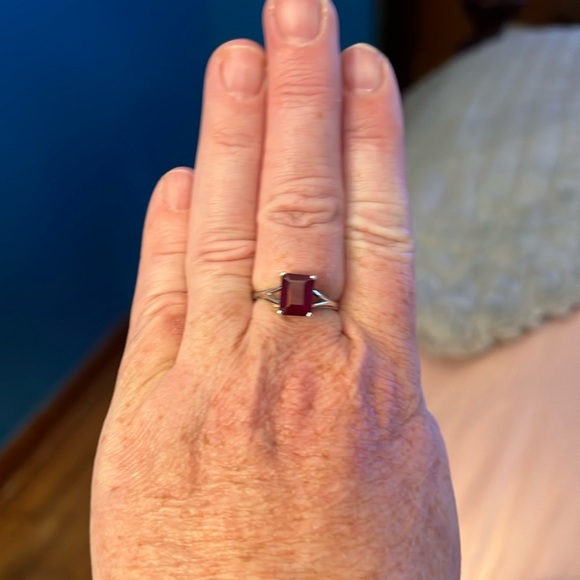 1 ct Emerald cut Ruby Size 7 - Picture 1 of 3